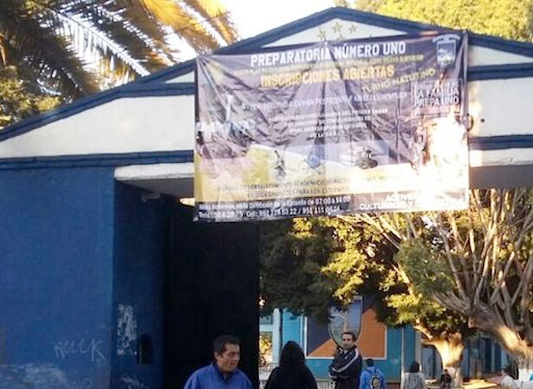 Exigen aclarar presuntos cobros por trámites en la Preparatoria 1 de la UABJO