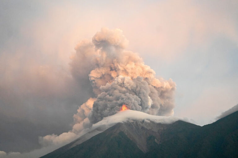 En imágenes: así fue la espectacular erupción del Volcán de Fuego en Guatemala