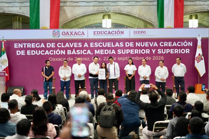 Entrega-Salomon-Jara-claves-a-escuelas-estudiantes-no-abandonaran-sus-pueblos-ni-raices-por-falta-de-oportunidades-educativas-3.jpeg