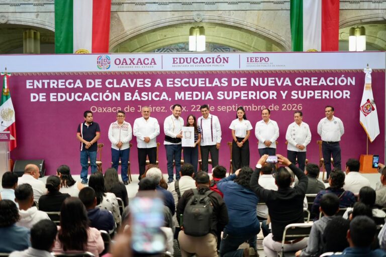 Entrega Salomón Jara claves a escuelas; estudiantes no abandonarán sus pueblos ni raíces por falta de oportunidades educativas