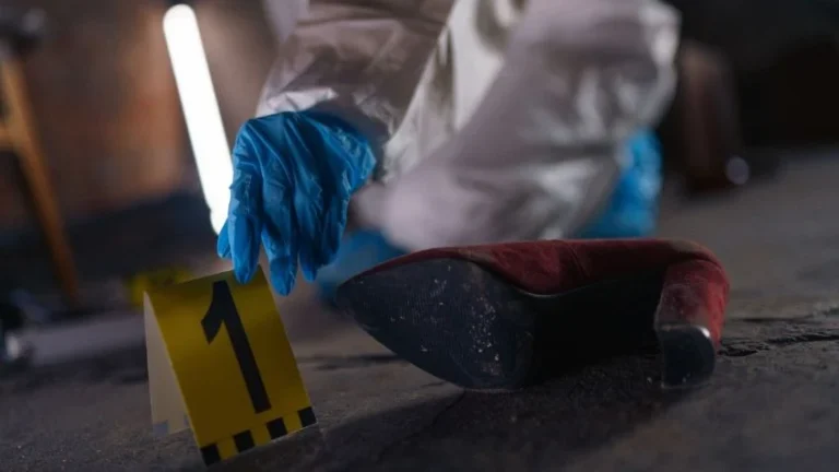 Adolescente de 14 años asesina a su madre con un martillo y va a la escuela como si nada tras cometer el crimen