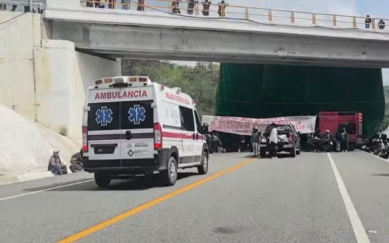 Sigue cerrada la autopista Oaxaca-Puerto Escondido: pobladores de Coatlán exigen paso libre y obras sociales