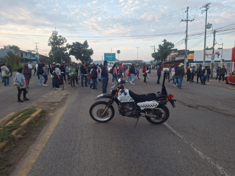 Padres de familia bloquean carretera Oaxaca-Puerto Escondido; exigen atención a escuela de Reyes Mantecón