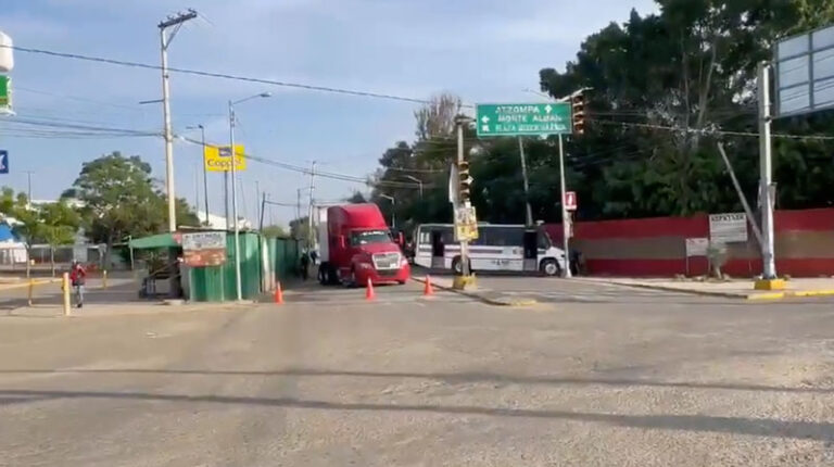 Padres de familia bloquean vialidad y piden intervención del IEEPO en primaria de Montoya