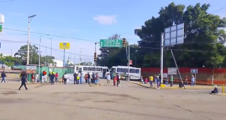 Vecinos de Niños Héroes bloquean Plaza Bella; exigen pozo profundo para garantizar agua potable