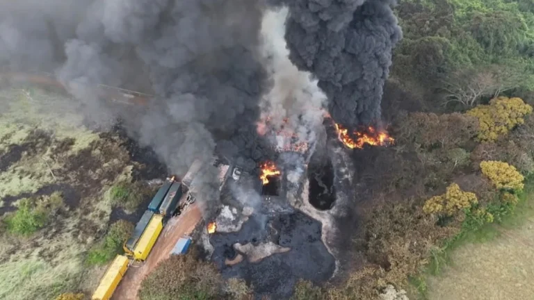 El fuego aún no permite entrar: cuerpos de las 3 víctimas siguen dentro de la planta en Jáltipan