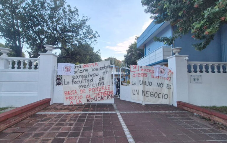Estudiantes toman instalaciones de Medicina de la UABJO por inconformidad ante presuntos cobros