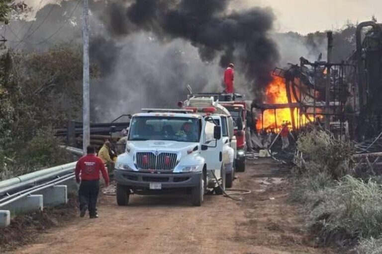 Sube a cinco el número de muertos por explosión en pozo de sal en Veracruz