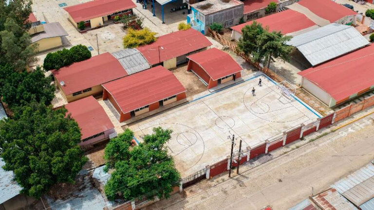 Ray Chagoya entrega obras educativas en Pueblo Nuevo