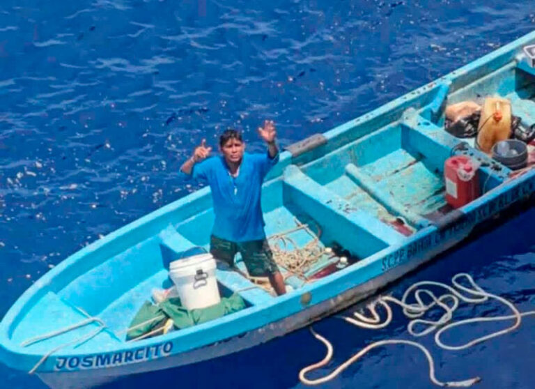 Continúa búsqueda de pescador de Puerto Ángel; fue localizado en altamar, pero no pudo ser rescatado