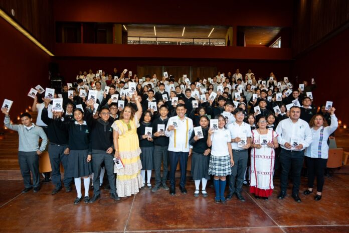 Comparte-Salomon-Jara-la-magia-de-la-lectura-con-estudiantes-de-bachillerato.jpg