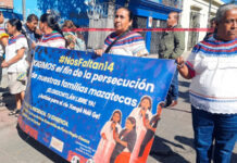 Mujeres mazatecas bloquean calle frente a la Fiscalía de Oaxaca