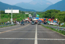 Bloquean carretera Panamericana en Tehuantepec; comunidades Mixe-Zapotecas exigen obras y electrificación