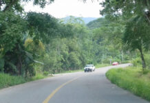 Restablecen circulación en carretera de Valle Nacional tras deslave