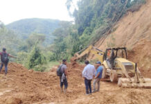 Atienden derrumbes y deslaves en carreteras de Oaxaca por lluvias