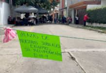Jubilados de la Sección 22 paran labores en el IEEPO; exigen plazas para sus hijos