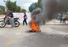 Jubilados de la Sección 22 bloquean avenida Lázaro Cárdenas y queman neumáticos