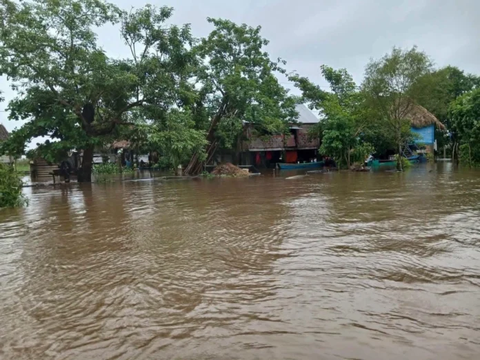 localidades-permanecen-incomunicadas-en-veracruz-por-inundaciones-y-crecidas-de-rios.webp