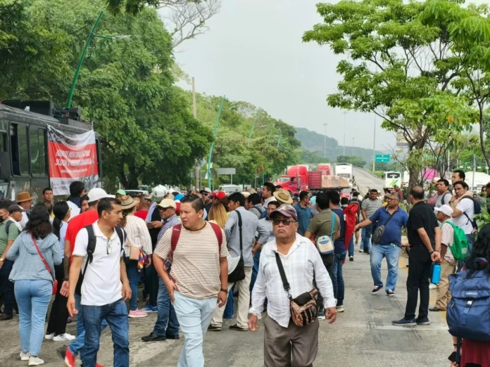 maestros-de-la-cnte-bloquean-accesos-y-salidas-de-tuxtla-gutierrez-exigen-reinstalar-dialogo-con-sheinbaum.webp