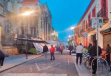 Educación Indígena de la Sección 22 instala plantón en el Zócalo de Oaxaca