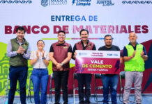 Ray Chagoya entrega Banco de Materiales en Lomas de Santa Rosa