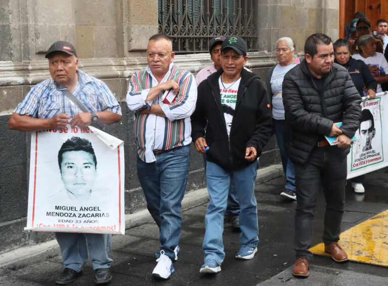 Familiares de Ayotzinapa acusan falta de “avances sustanciales” en el caso tras reunión con Sheinbaum