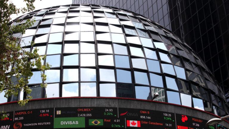 BMV abre la semana en nuevo máximo histórico de 62,000 puntos; acciones de Axtel se hunden