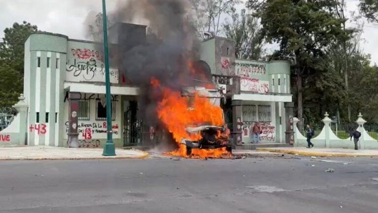 Normalistas de Ayotzinapa incendian camión en puerta del Campo Militar 1