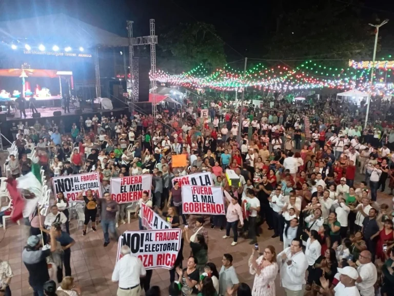 Por desaparecidos y fraude electoral, manifestaciones irrumpen en celebraciones del grito en Veracruz