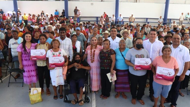 Con Tarjeta Margarita Maza, Sebienti respalda a 816 jefas de familia de Pinotepa Nacional