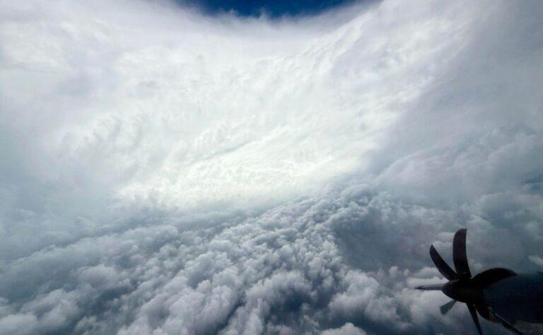 #Video Vientos de ‘Melissa’ hacen regresar al avión cazahuracanes de EE.UU.