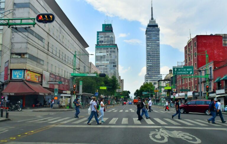 FMI eleva su pronóstico de crecimiento para la economía de México hasta el 1 % en 2025