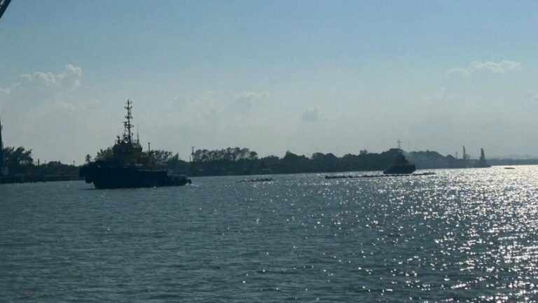 Derrame de combustible en Río Pantepec fue a causa de deslave, asegura Sheinbaum