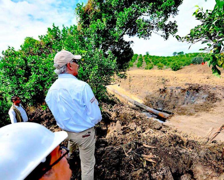 Director General de Pemex supervisa avances en la recuperación de hidrocarburo en río Pantepec, Veracruz