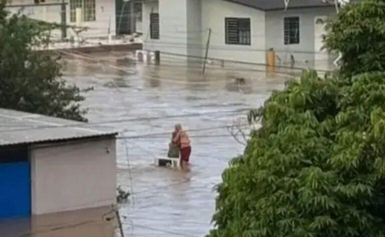 Murió Doña Elodia, abuelita que sobrevivió abrazada de su esposo a inundaciones de Poza Rica