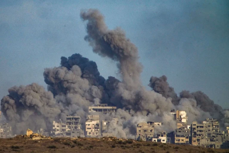 Israel lanza lluvia de bombas a Gaza, pese a propuesta de paz