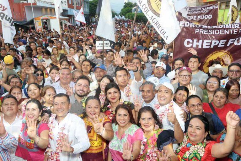 Juchitecos abrazan a su compañero de lucha Nino Morales