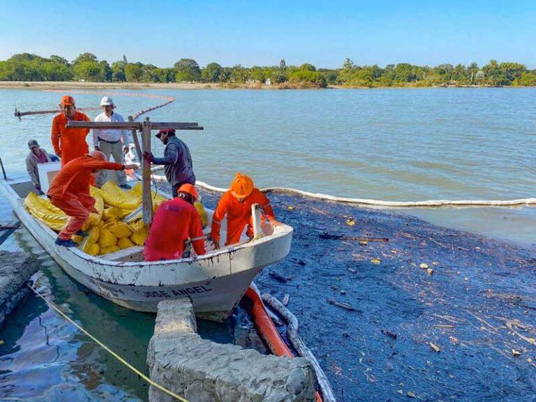 Despliega Pemex más de 80 unidades terrestres y fluviales en operativo de limpieza y remediación en el río Pantepec, Veracruz