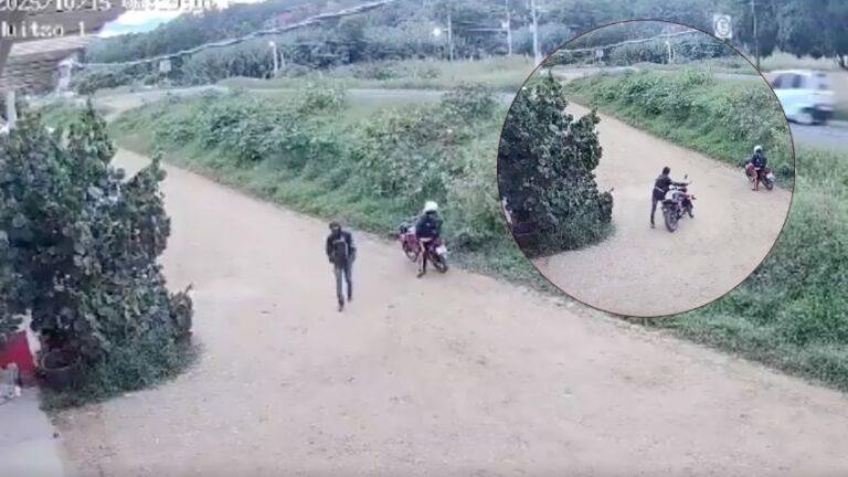Ladrón se roba motocicleta y huye caminando tranquilamente, ocurrió en un negocio de Oaxaca | Video