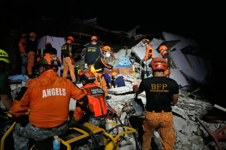 Sube a 72 el número de muertos en Filipinas por terremoto de magnitud 6.9