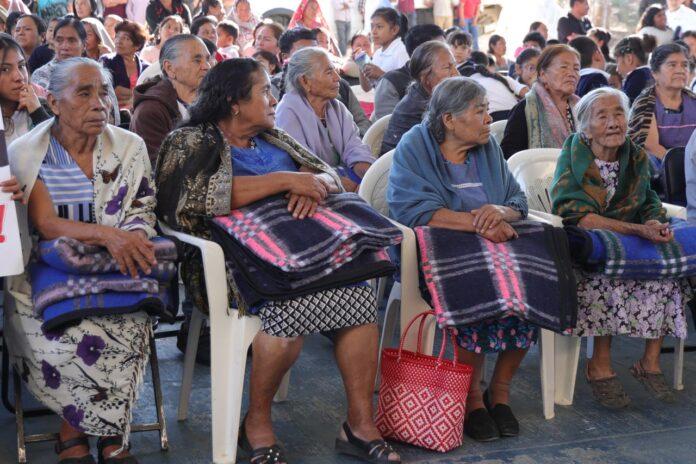 Apoya Salomón Jara acceso al bienestar de pobladores de San Pedro Mártir Quiechapa con baños biodigestores-4