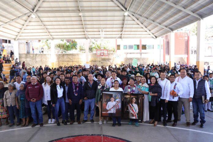 Equipa Salomón Jara 3 escuelas de San Pedro Mixtepec con computadoras y mobiliario 7