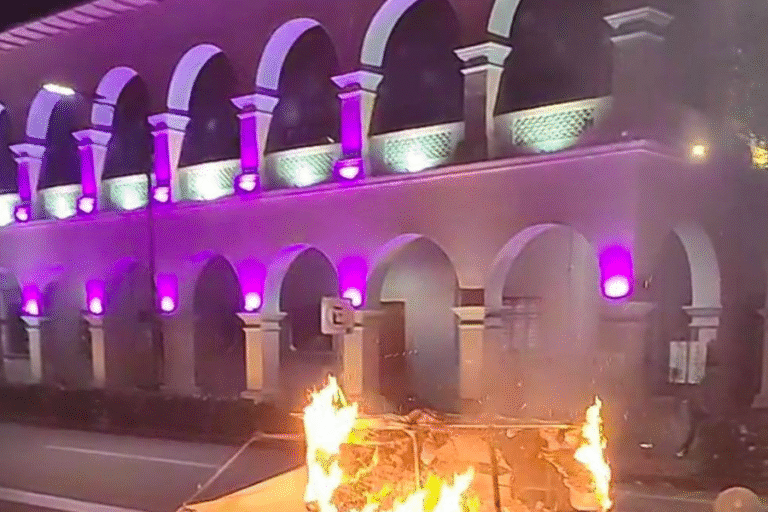 Diez detenidos tras incendio del Palacio Municipal de Apatzingán; Fiscalía investiga responsabilidades