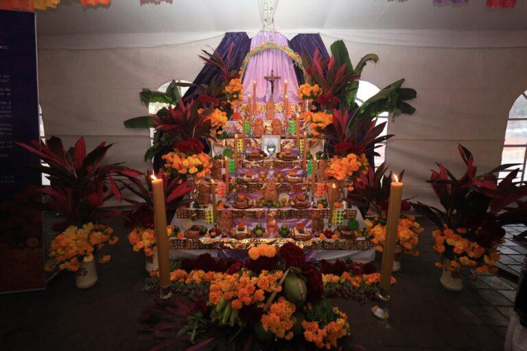 Con exhibición de 31 altares de pueblos originarios, Oaxaca comparte la fiesta pluricultural de Día de Muertos