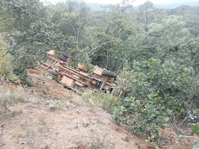 Reporta CEPCyGR 29 personas lesionadas en volcadura de autobús en Santa María Peñoles