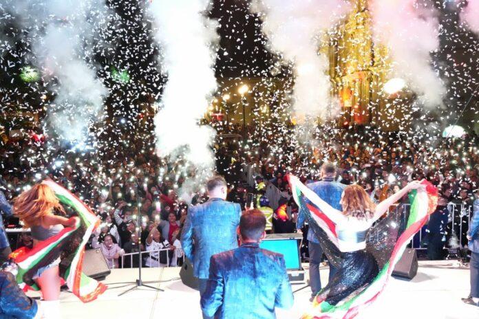 8 mil personas disfrutaron de los conciertos musicales de la Noche de Rábanos en la Alameda de León Sectur Oaxaca (4)