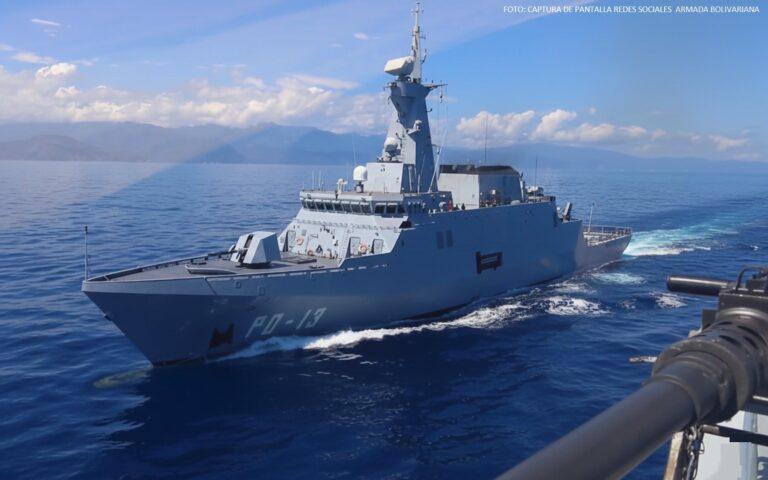 Armada venezolana escolta buques petroleros ante el asedio de EU