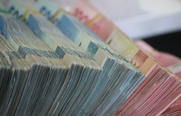 El peso se fortalece y roza ya las 17 unidades por dólar en el final de año