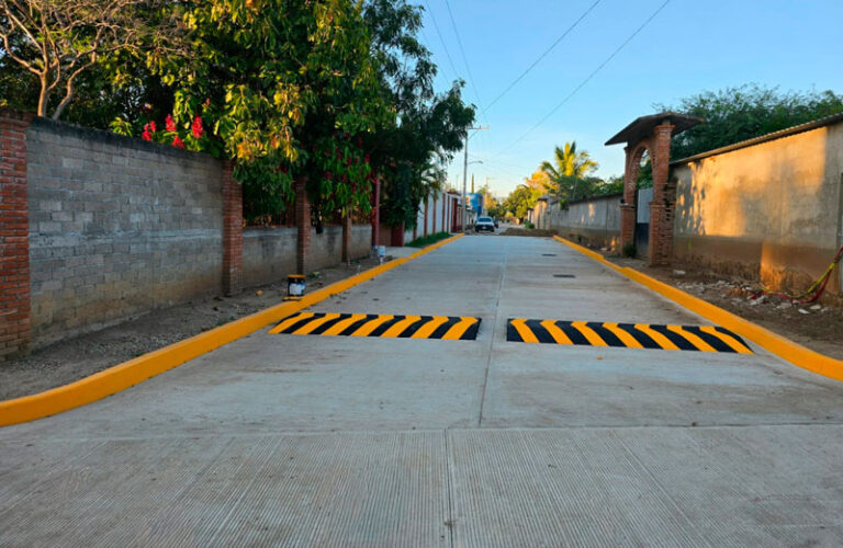 Pavimenta Gobierno de Oaxaca calle en beneficio de familias de Reyes Mantecón