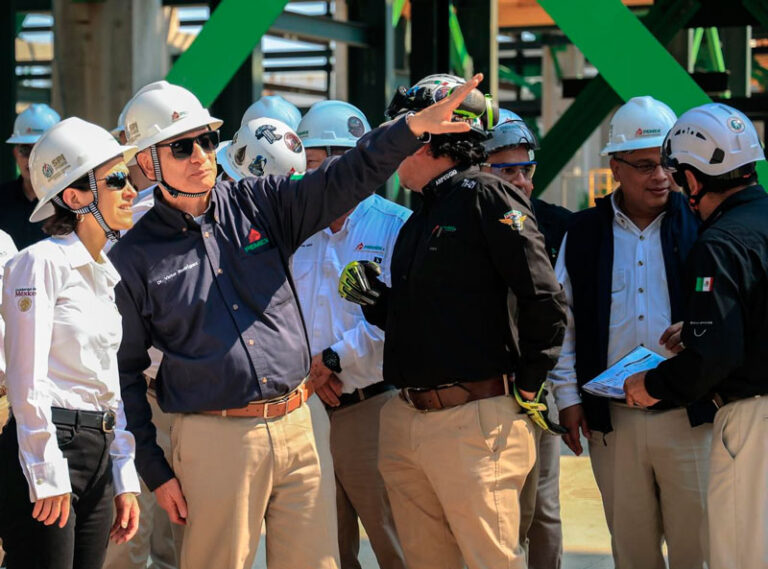 Supervisan titulares de SENER, Pemex y CFE montaje del reactor de hidrotratamiento en la Refinería de Salina Cruz, Oaxaca